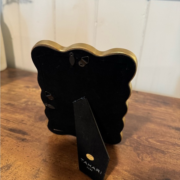 Tahari 5x7 Gold Frame - Picture 2 of 2